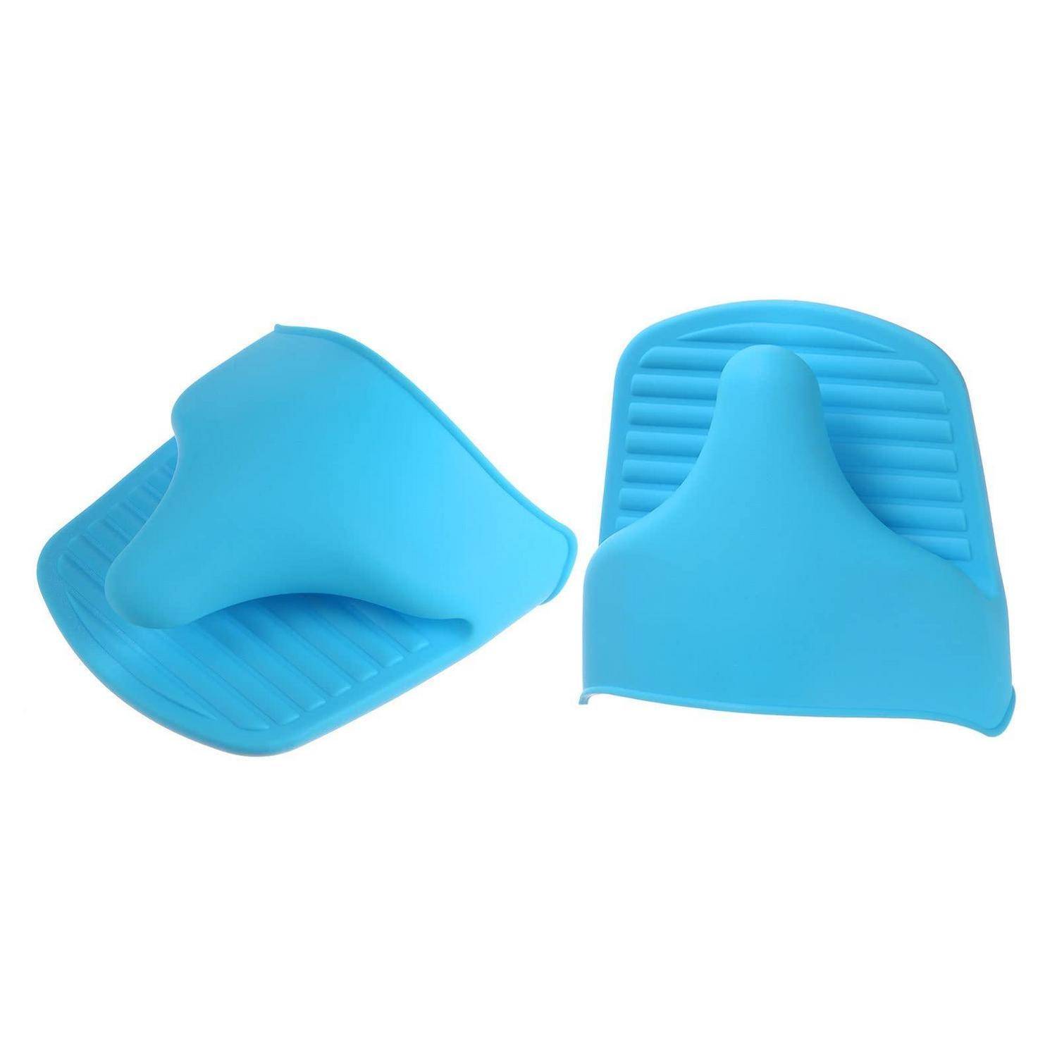 Blaue Silikon-Ofenhandschuhe aus zwei Blickwinkeln auf weißem Hintergrund gezeigt.