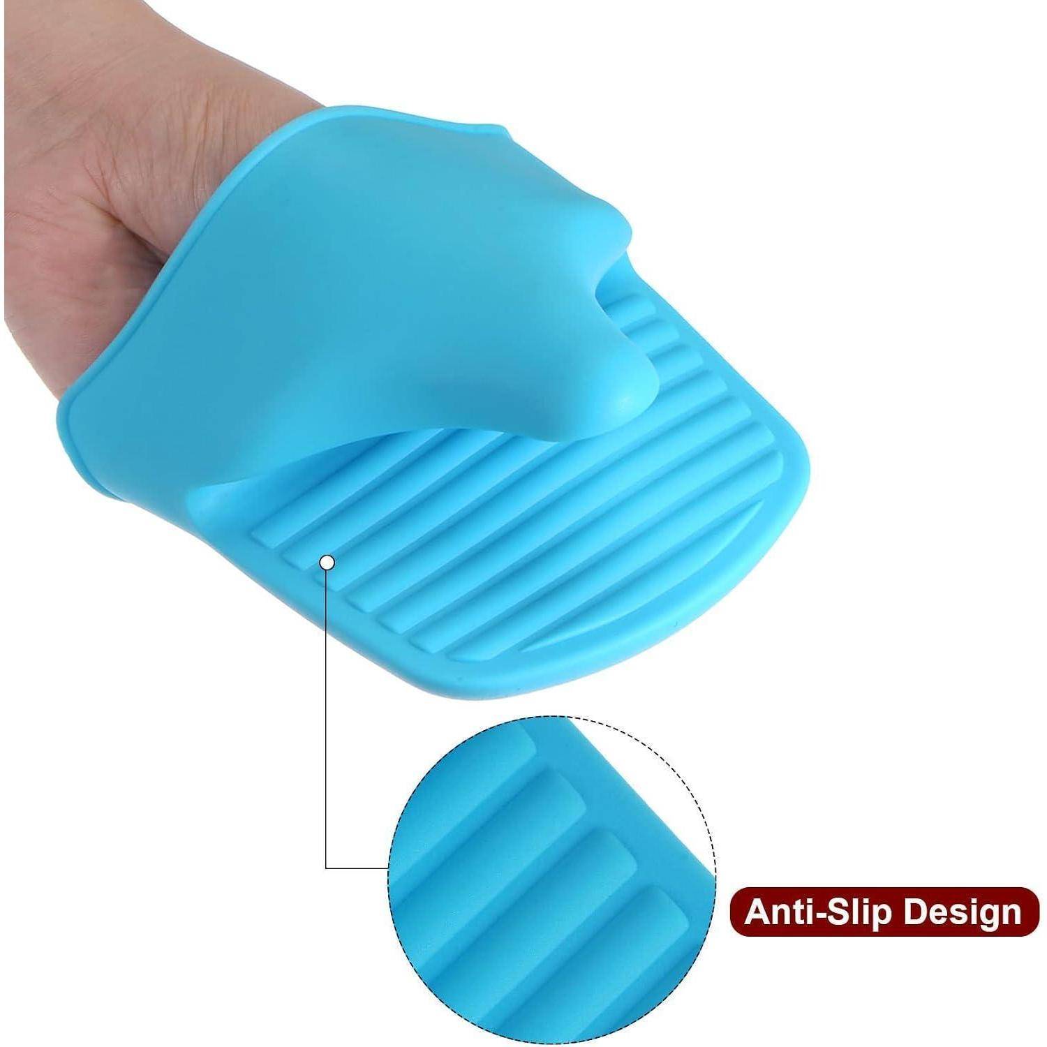 Blaues Silikon-Antirutschgriffpad in einer Hand, mit vergrößertem Detailausschnitt mit der Beschriftung „Rutschfestes Design