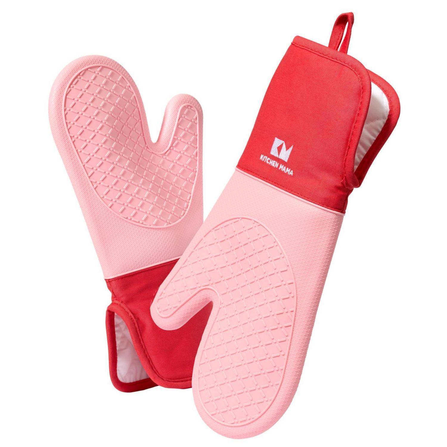 Paar rosa und rote Ofenhandschuhe mit strukturiertem Griff und Aufhängeschleifen, auf weißem Hintergrund dargestellt.
