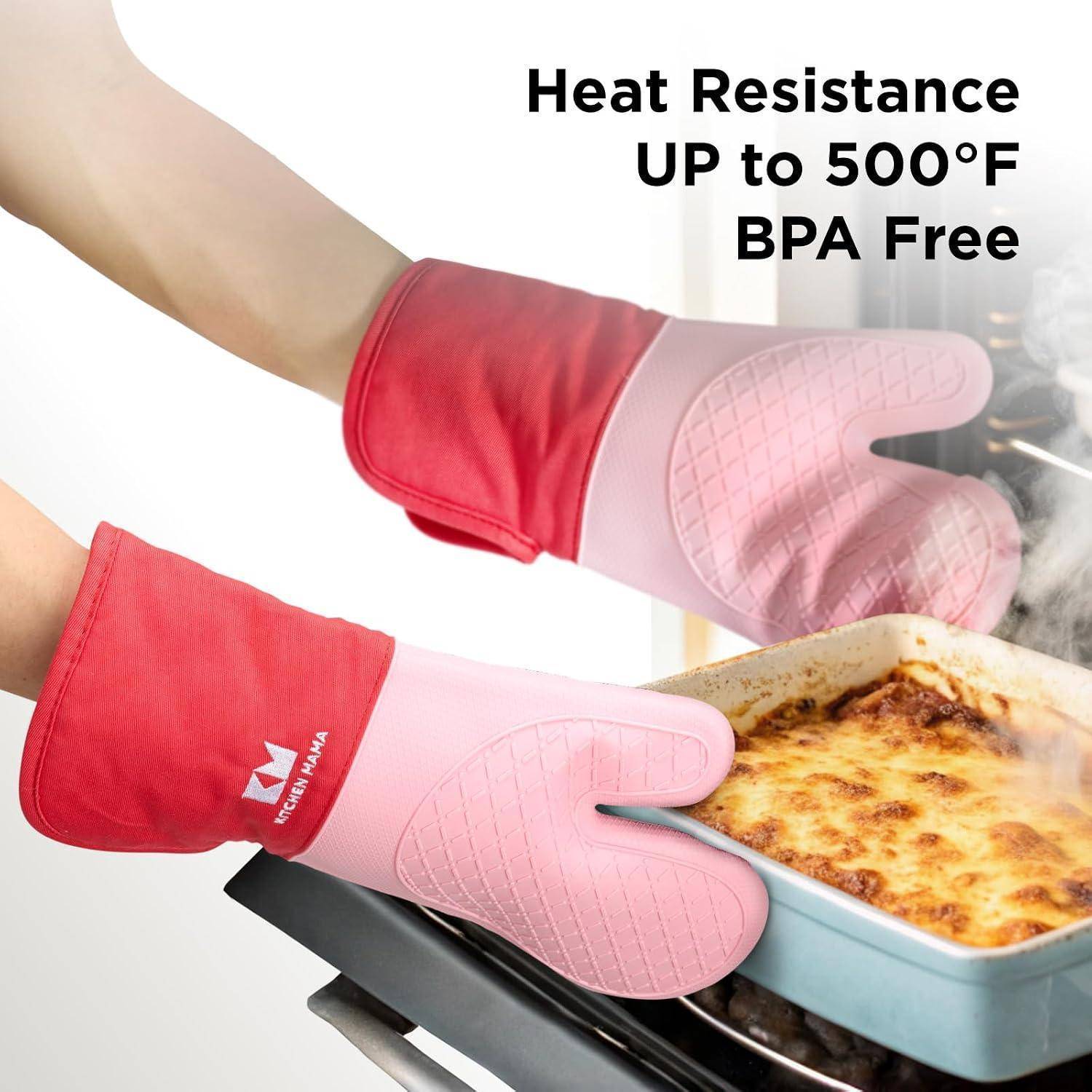 Hände mit rosa-roten Ofenhandschuhen nehmen ein dampfendes Backblech heraus; Text sagt „Wärmeverständigkeit bis 500 °F BPA-frei