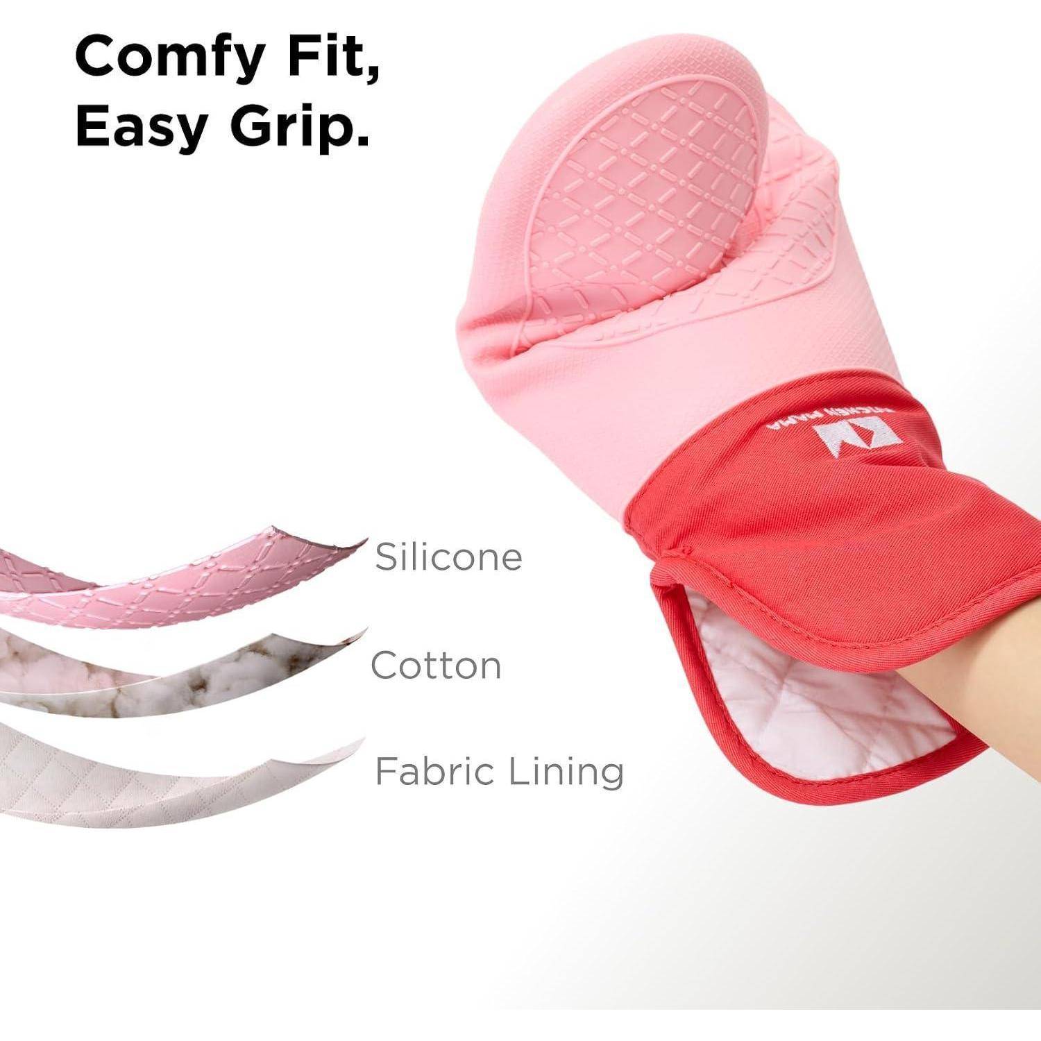 Rosafarbener Ofenhandschuh mit griffiger Silikonpalme, beschriftet mit „Comfy Fit, Easy Grip
