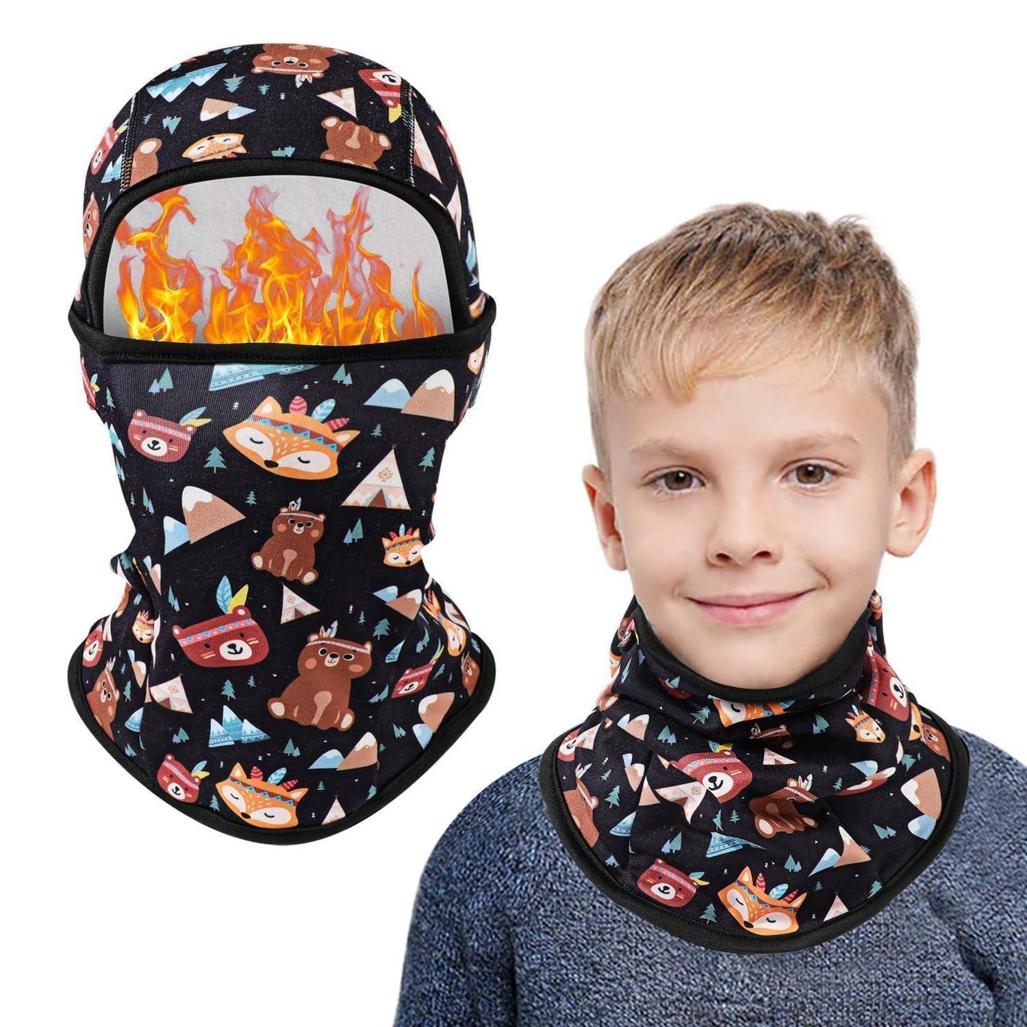 Junge, der einen gemusterten Winterhalsschal trägt; die Einblendung zeigt dieselbe Gesichtsbedeckung, die über Nase und Mund hochgezogen ist, mit sichtbarem Flammendesign im Inneren der Kapuze.