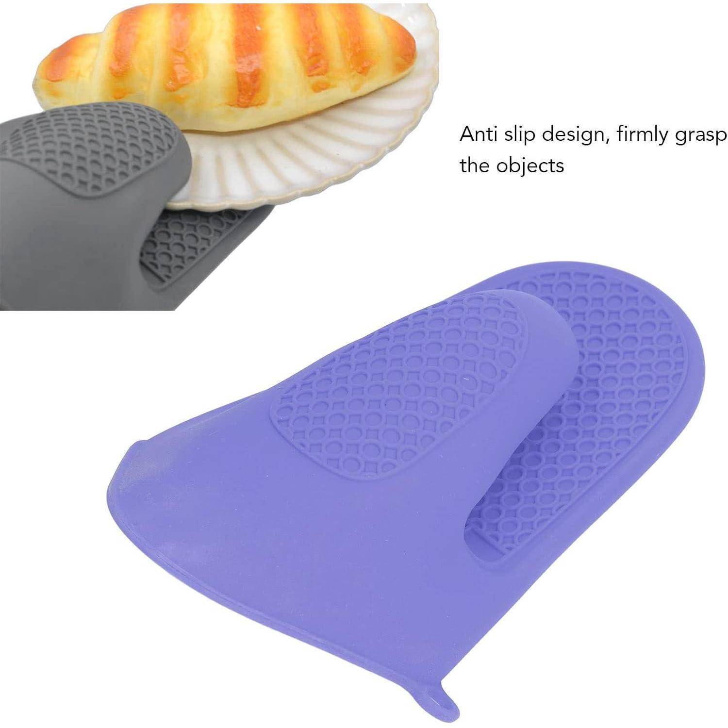 Violetter Silikon-Ofenhandschuh mit strukturierter, rutschfester Griffoberfläche, der einen Teller und Brot hält; der Text besagt „Rutschfestes Design, sicherer Griff für Objekte