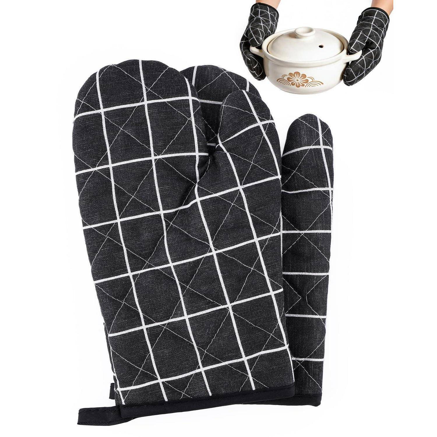 Paar schwarzer gemusterter Ofenhandschuhe mit passendem Topflappen, gezeigt beim Halten einer heißen Auflaufform.