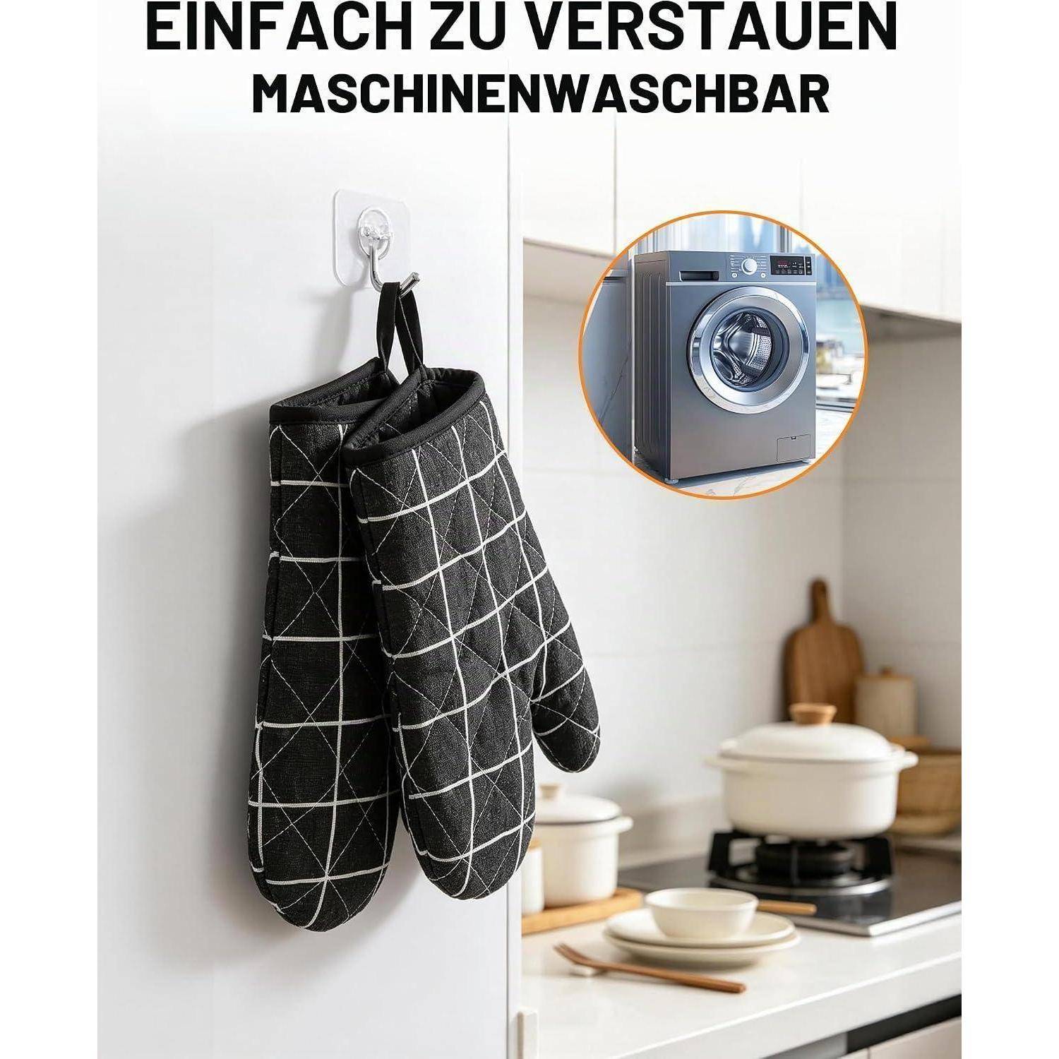 Zwei schwarze gesteppte Ofenhandschuhe hängen an einem Wandhaken in einer Küche; deutscher Text sagt „EINFACH ZU VERSTAUEN