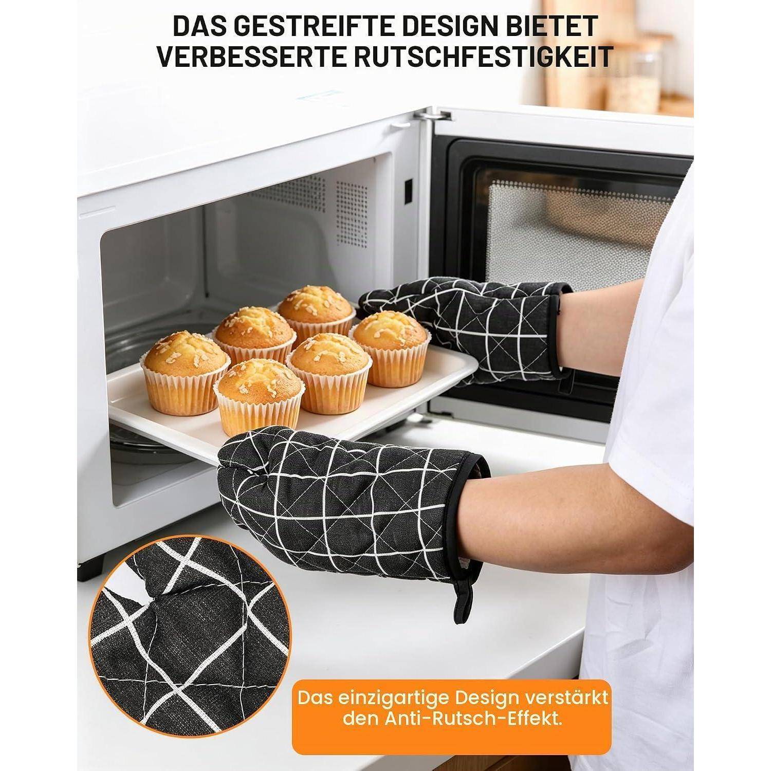 Person verwendet gestreifte Ofenhandschuhe, um ein Tablett mit Muffins aus einem Ofen zu schieben; der deutsche Text besagt, dass das gestreifte Design die Griffigkeit und den Rutschfestigkeitseffekt verbessert.