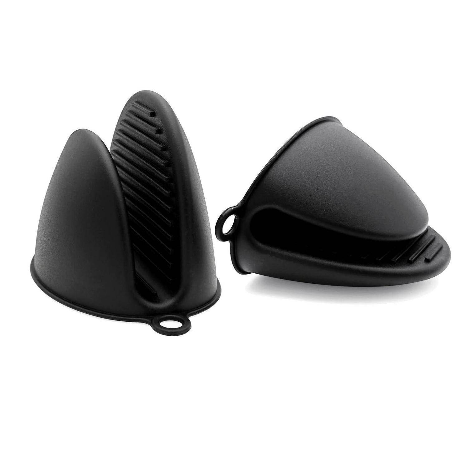 Paar schwarze Silikon-Ofenhandschuh-Fingerschützer mit strukturiertem Grip und Aufhängeschlaufen, gezeigt auf weißem Hintergrund.