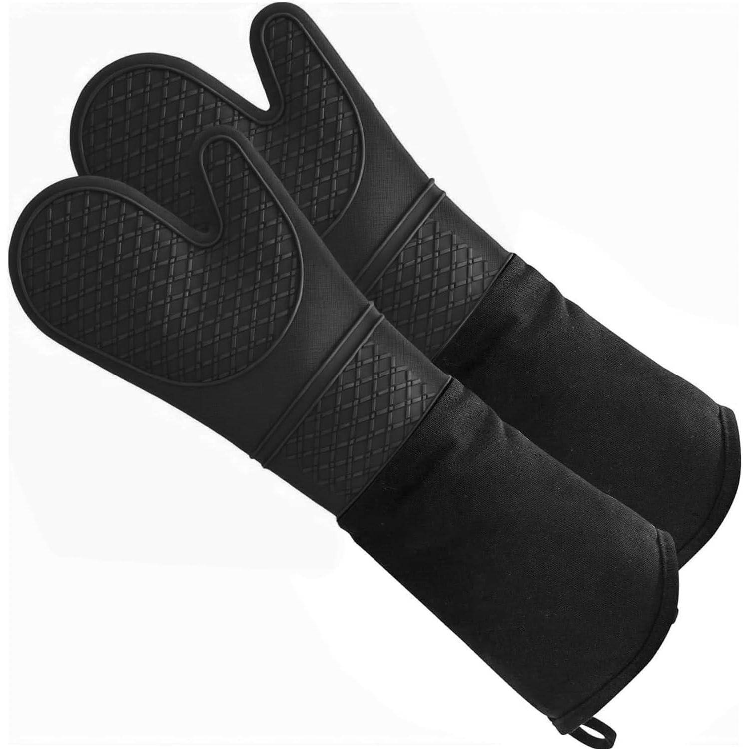 Paar schwarze Ofenhandschuhe mit gesteppten Griffhandflächen und langen wärmefesten Manschetten auf weißem Hintergrund.