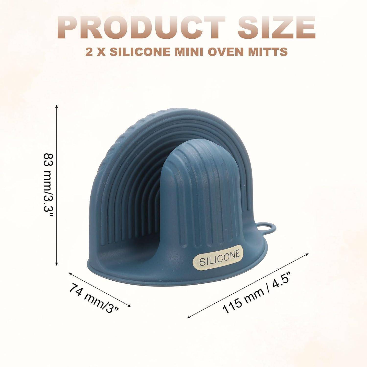 Produktgrößenbild von 2 Silikon-Mini-Ofenhandschuhen, wobei ein Handschuh mit Abmessungen von 83 mm Höhe, 74 mm Breite und 115 mm Länge dargestellt wird.