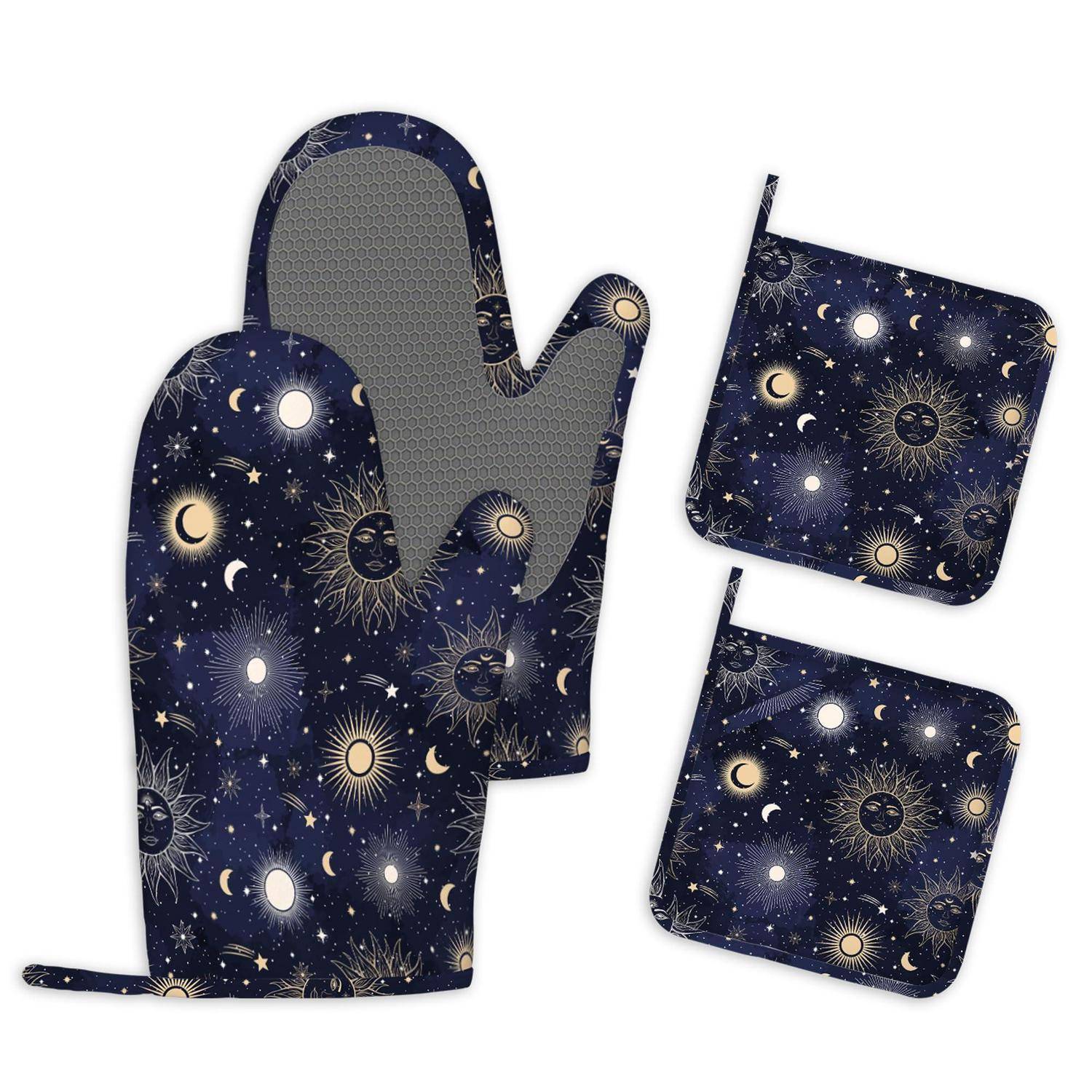 Paar marineblaue Ofenhandschuhe mit Himmelsmuster und zwei passende Topflappen mit Sonnen, Monden und Sternen auf weißem Hintergrund.