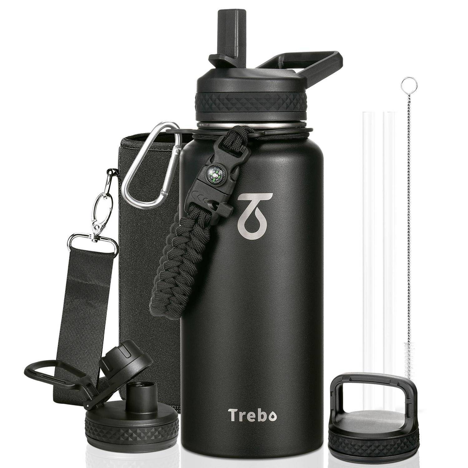 Schwarze Trebo-Wasserflasche mit Paracord-Griff, Schultergurt und Zubehör-Reinigungsbürsten-Set auf weißem Hintergrund.