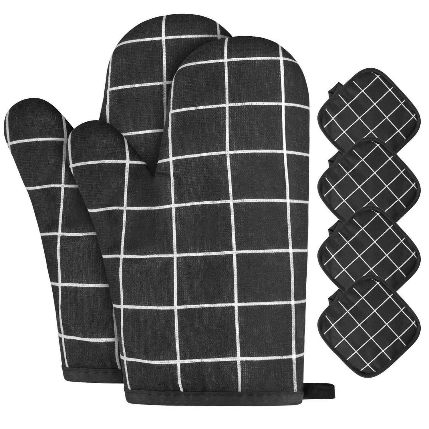 Schwarz-weiß karierter Ofenhandschuh und Set mit vier passenden Topflappen auf weißem Hintergrund.