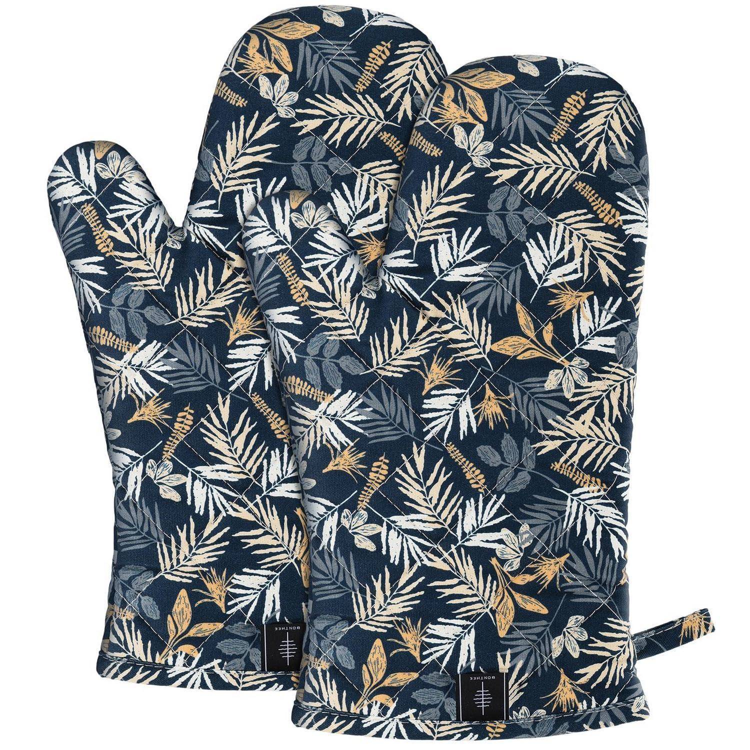 Paar marineblaue Ofenhandschuhe mit Blumenmuster und Aufhängeschleifen, auf weißem Hintergrund gezeigt.