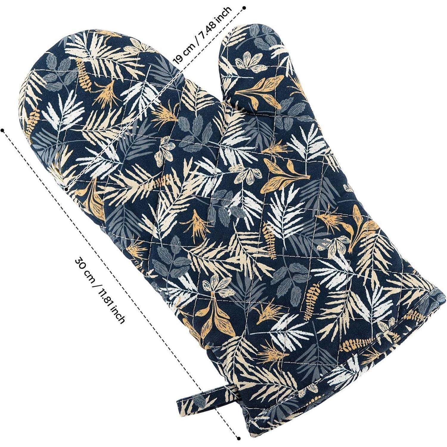 Gesteppter Ofenhandschuh mit Blumenmuster und Aufhängeschlaufe, gezeigt mit Abmessungen von 30 cm Länge und 19 cm Breite.