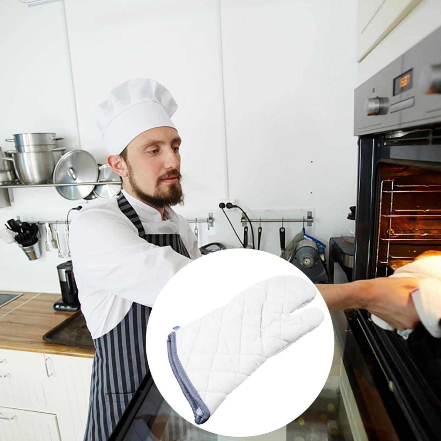 Chefkoch in weißer Uniform und Mütze entnimmt ein heißes Gericht aus dem Ofen in einer Küche; die Vergrößerung zeigt einen gesteppten Ofenhandschuh.