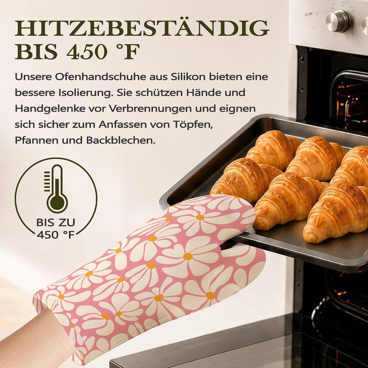 Hand trägt einen floralen Silikon-Ofenhandschuh und nimmt ein Tablett mit Croissants aus dem Ofen; deutscher Text besagt wärmefest bis 450°F für sicheres Handling.