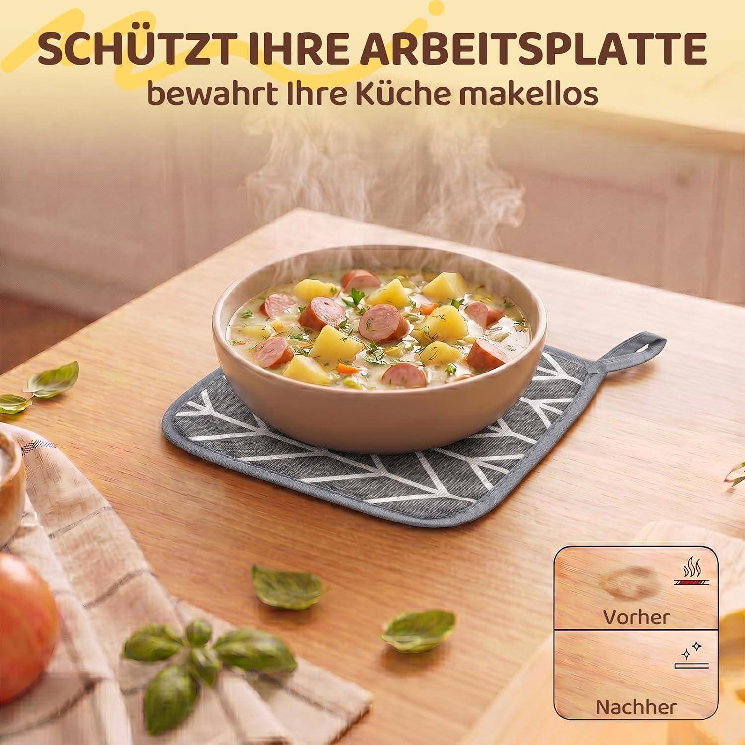 Deutsches Werbedenken mit einer dampfenden Schüssel Suppe auf einer Holzarbeitsplatte mit dem Text „SCHÜTZT IHRE ARBEITSPLATTE