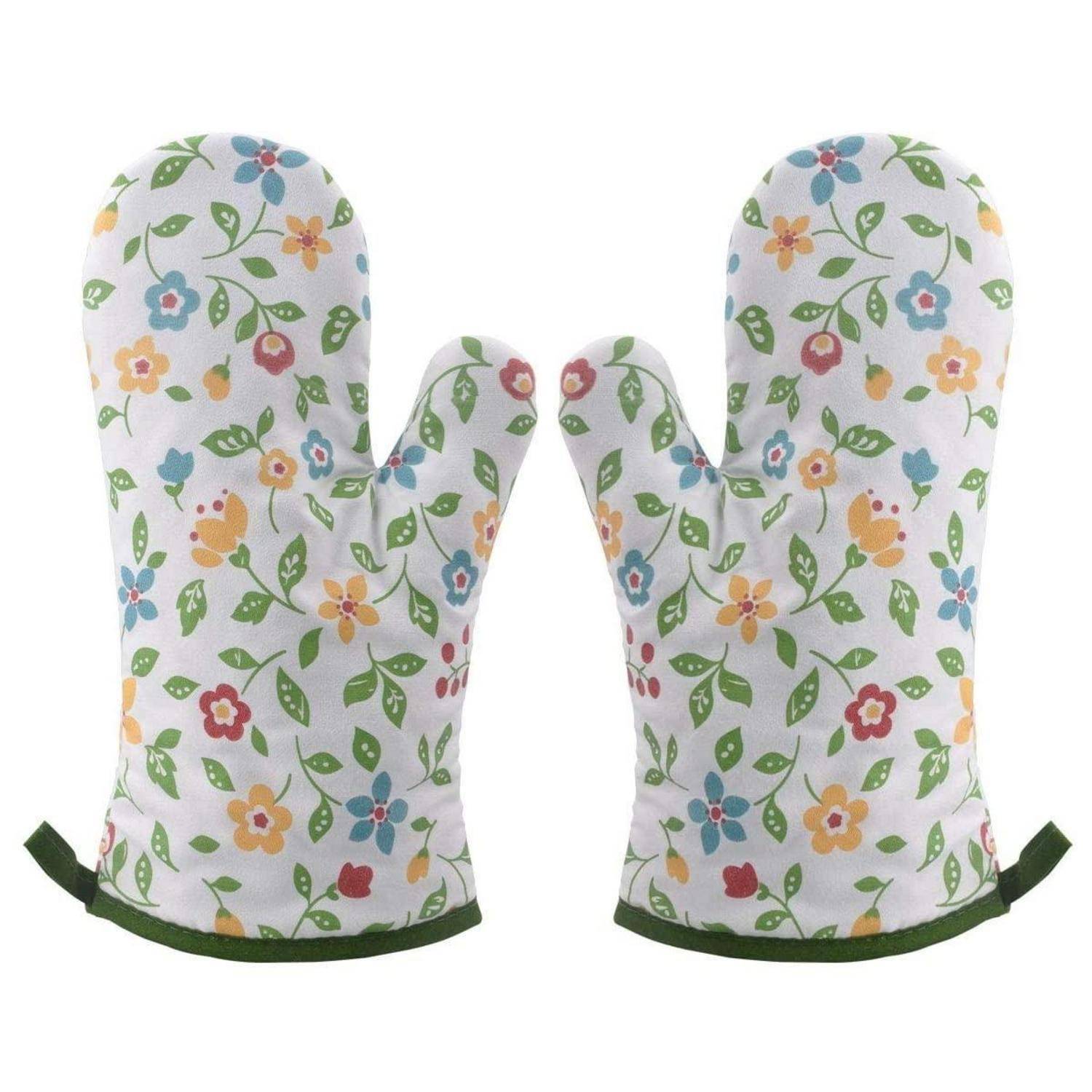Paar Ofenhandschuhe mit Blumenmuster und grüner Borte, nebeneinander auf weißem Hintergrund abgebildet.