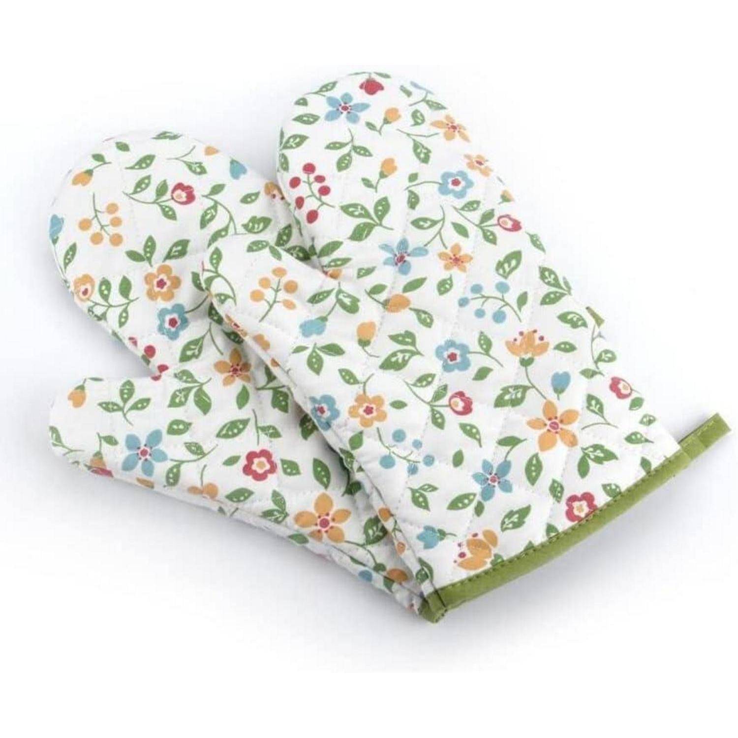 Paar Ofenhandschuhe mit Blumenmuster und grüner Einfassung, überlappend auf weißem Hintergrund dargestellt.
