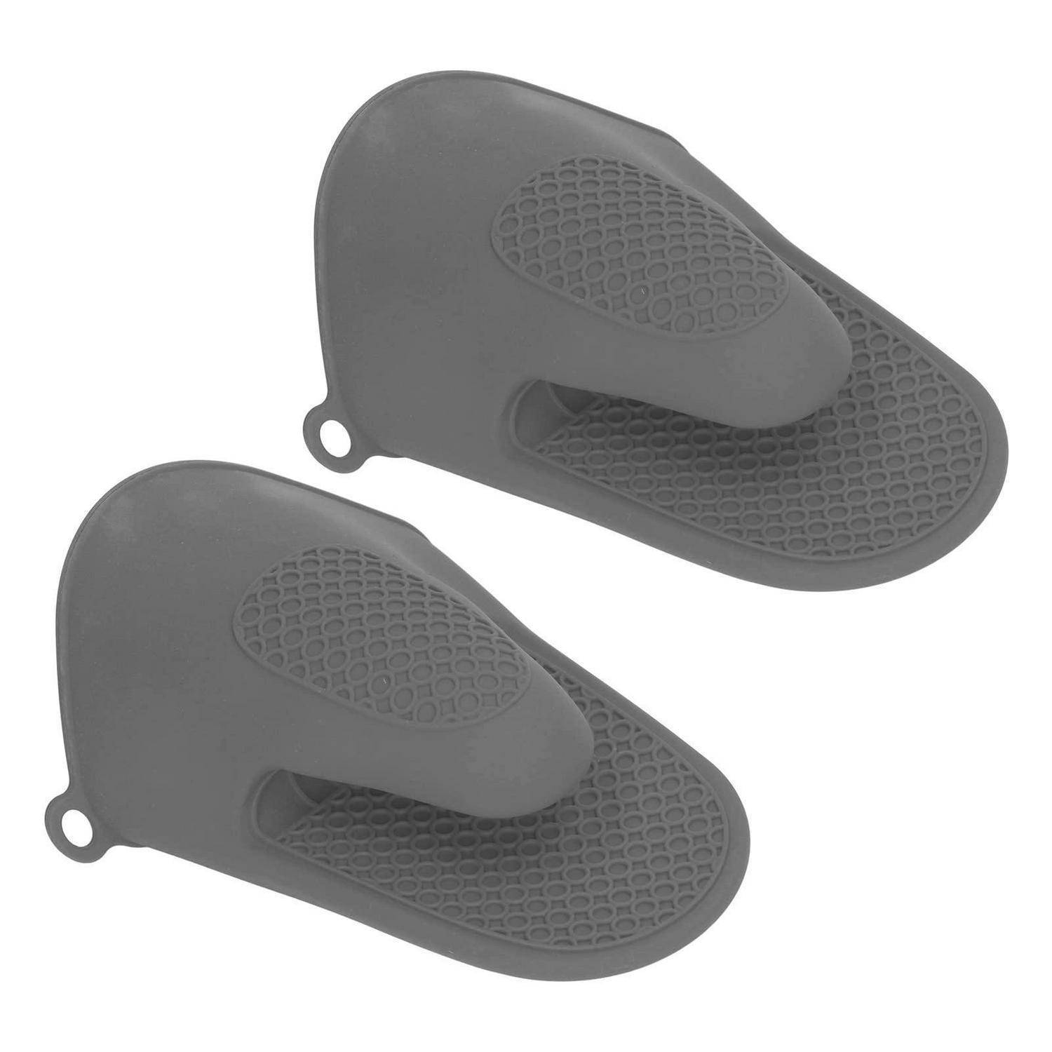 Paar graue Silikon-Ofenhandschuhe oder Topflappen mit Aufhängeschleifen, gezeigt auf weißem Hintergrund.