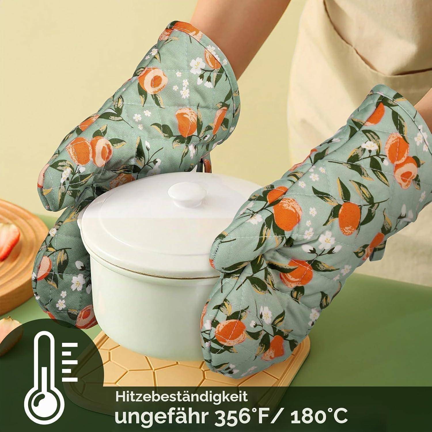 Person mit floralen Ofenhandschuhen hebt einen heißen weißen Topf; ein Thermometer-Symbol und deutscher Text sagen hitzebeständig bis etwa 356°F/180°C.