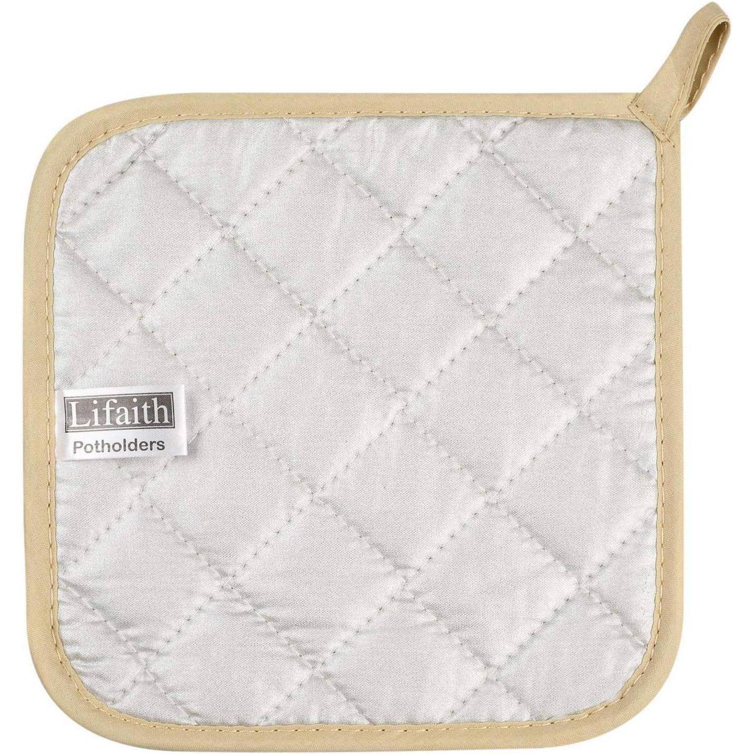 Weiße gesteppte quadratische Topfuntersetzer mit beigem Rand und Aufhängeschlaufe, gekennzeichnet mit „Lifaith Potholders