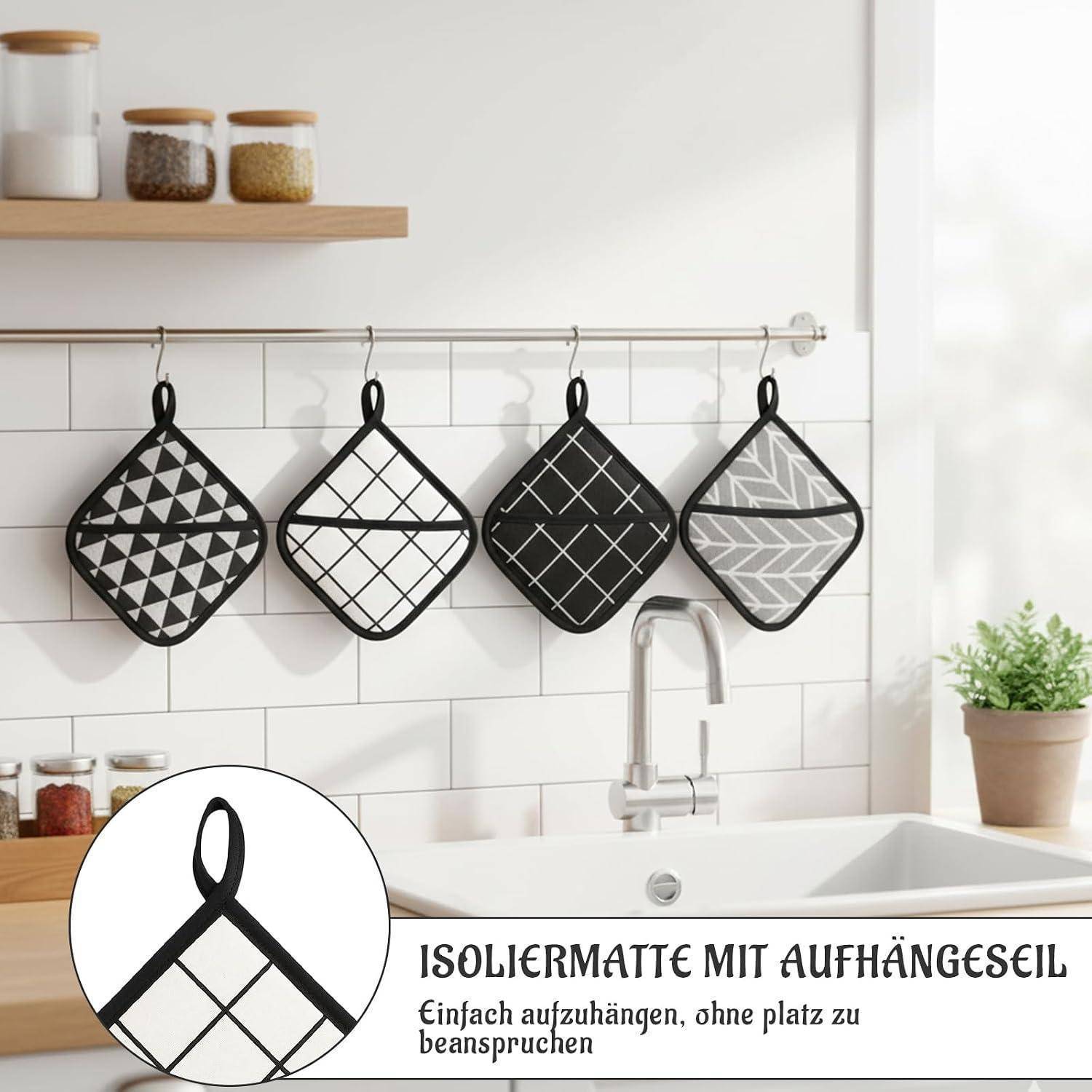 Wanddisplay in der Küche mit vier gesteppten Topflappen, die an einer Schiene hängen, mit einer Legende, die die Aufhängeschleife zeigt und deutscher Werbung für einfaches, platzsparendes Aufhängen.