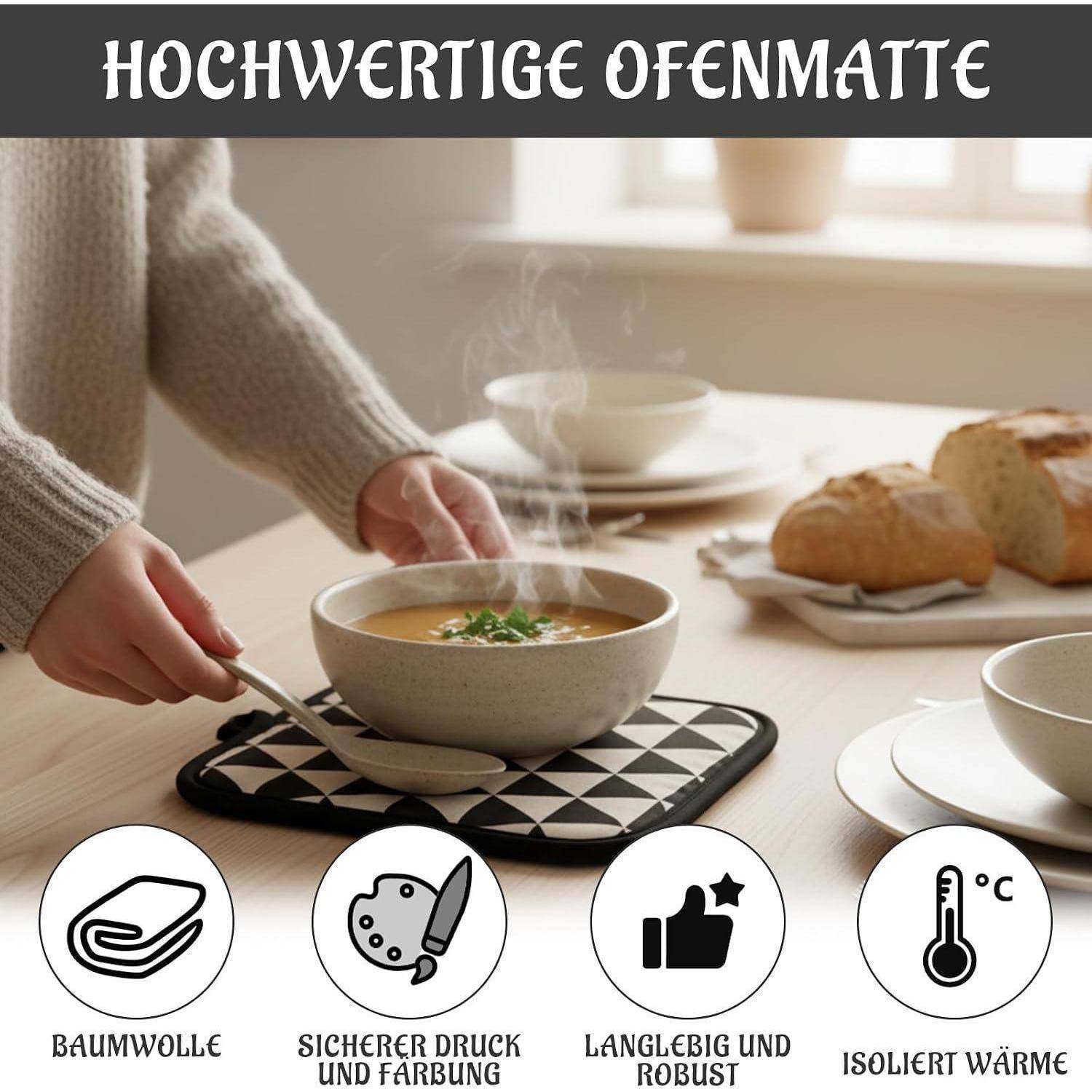 Person serviert dampfende Suppe auf einem Tablett mit einem karierten Topflappen, mit Text 
