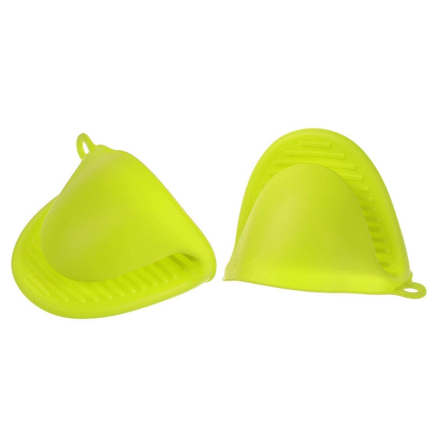 Paar leuchtend grüner Silikon-Ofenhandschuhe oder Topflappen auf weißem Hintergrund, von zwei Winkeln aus dargestellt.