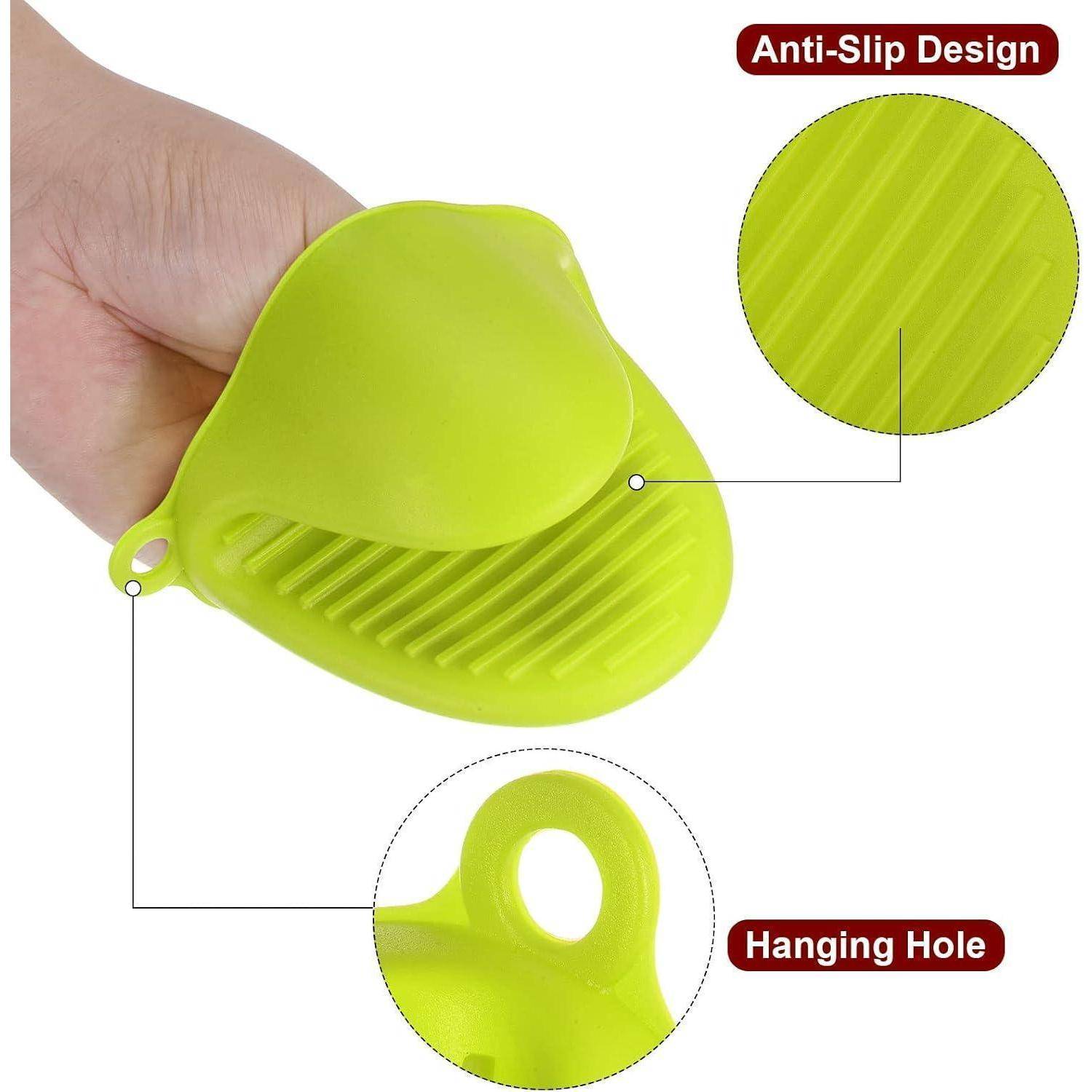 Grüner Silikon-Ofenhandschuh in einer Hand gehalten, wobei rutschfeste Rippen und ein Aufhängeloch mit den Beschriftungen 'Rutschfestes Design' und 'Aufhängeloch' hervorgehoben werden.