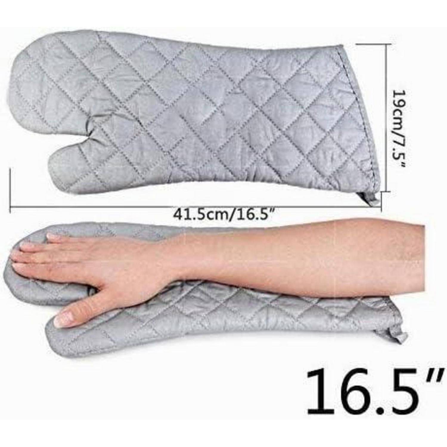 Graue gesteppte Ofenhandschuh gezeigt mit Abmessungen von 41,5 cm x 19 cm und eine Hand, die die Passform demonstriert; mit 16,5 Zoll gekennzeichnet.