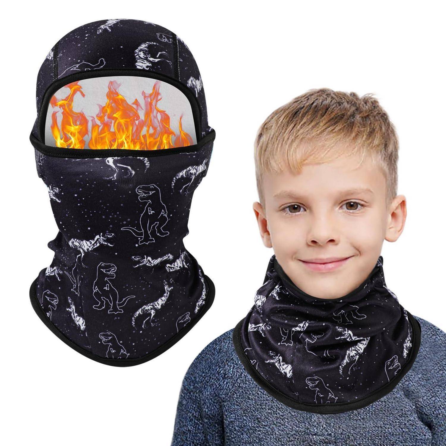 Kind, das einen schwarzen Dinosaurier-Muster-Balaclava-Halstuch trägt; die Vergrößerung zeigt die Gesichtsbedeckung mit flammengemusterter Augenöffnung.