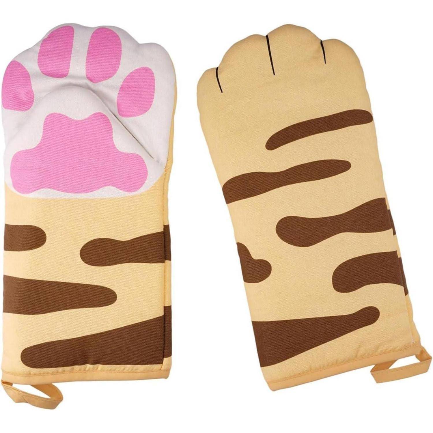 Paar Katzenpfoten-Ofenhandschuhe, einer mit rosa Pfotenballen-Design und der andere mit braun gestreifter Rückseite, auf weißem Hintergrund.