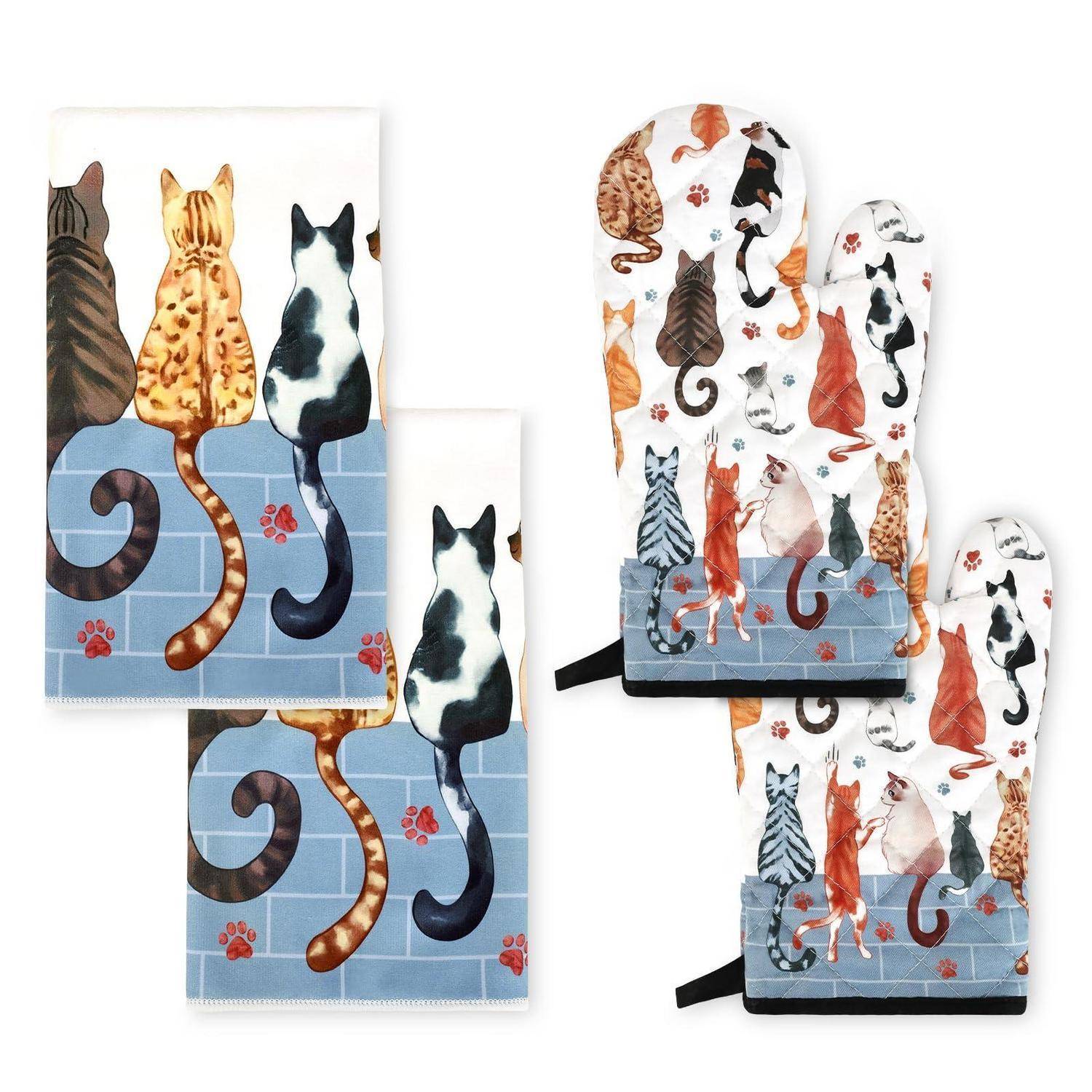 Katzenmotiv-Küchentextilien bestehend aus zwei Handtüchern und zwei Ofenhandschuhen, jeweils mit bunten Katzen vor einem blauen Backstein- oder weißem gemustertem Hintergrund.