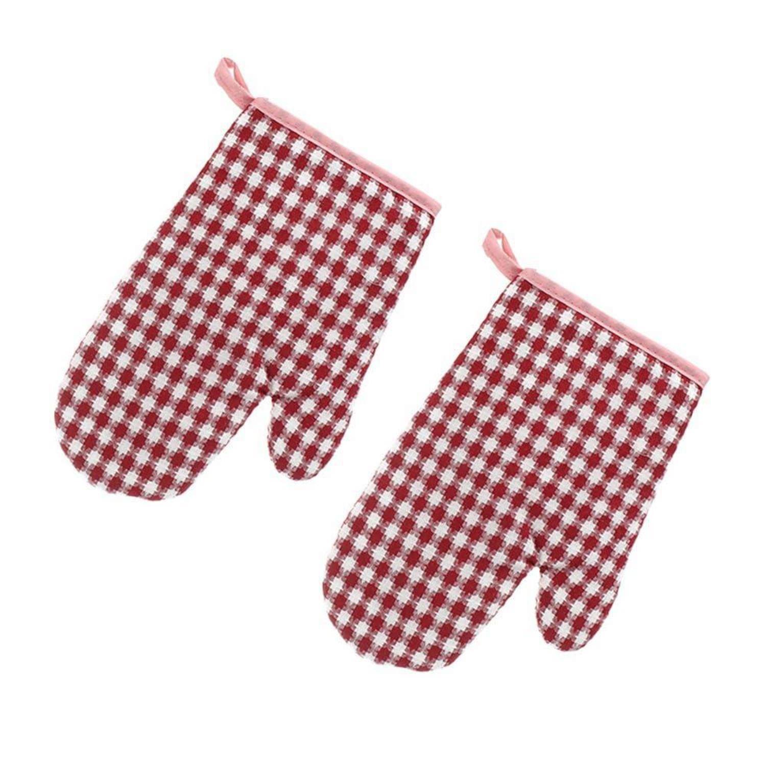 Paar rote und weiße karierte Topflappen mit rosa Aufhängeschleifen auf weißem Hintergrund.