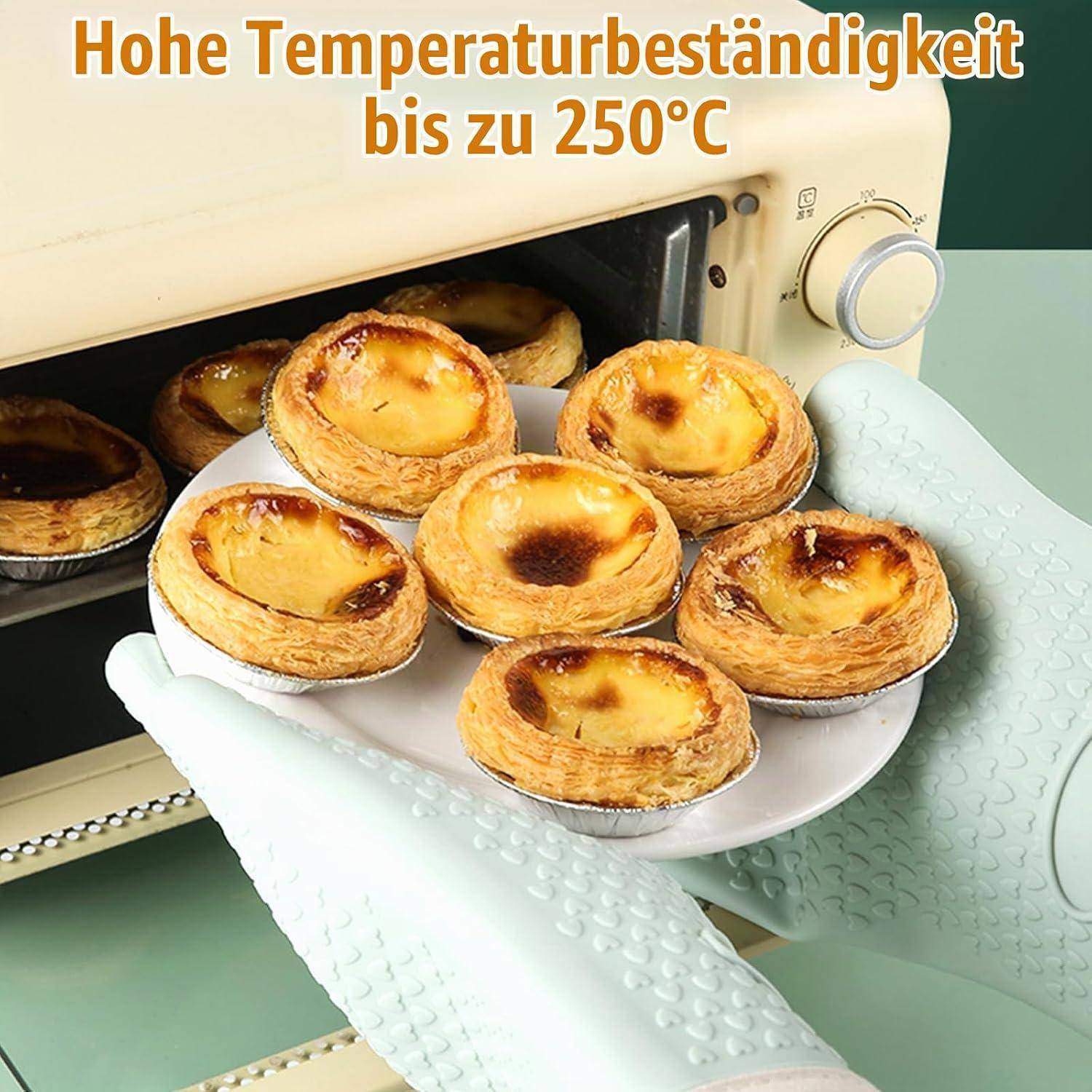 Behandschuhte Hände entnehmen ein Tablett mit gebackenen Törtchen aus einem Ofen; Text sagt „Hohe Temperaturbeständigkeit bis zu 250°C