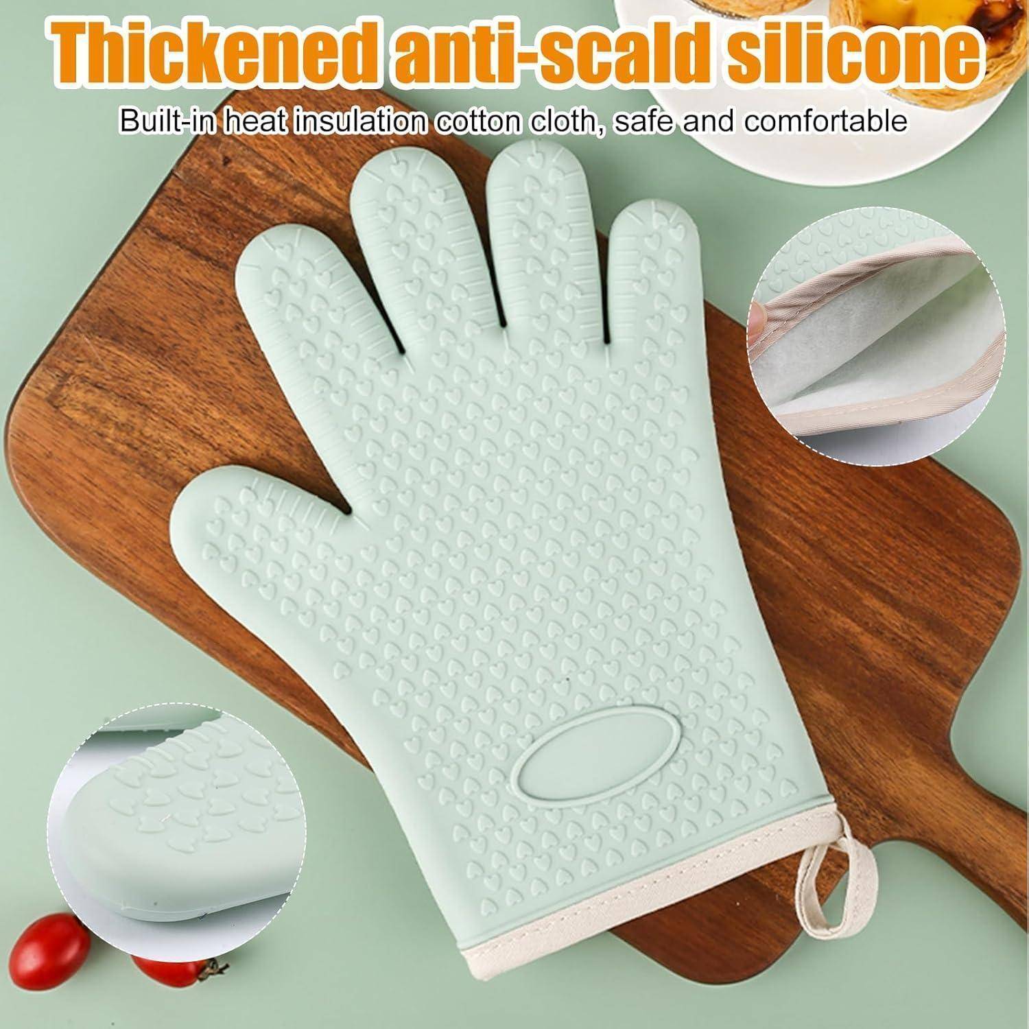 Silikon-Ofenhandschuh auf einem Holzbrett, gekennzeichnet mit „Verdicktes Silikon gegen Verbrühung