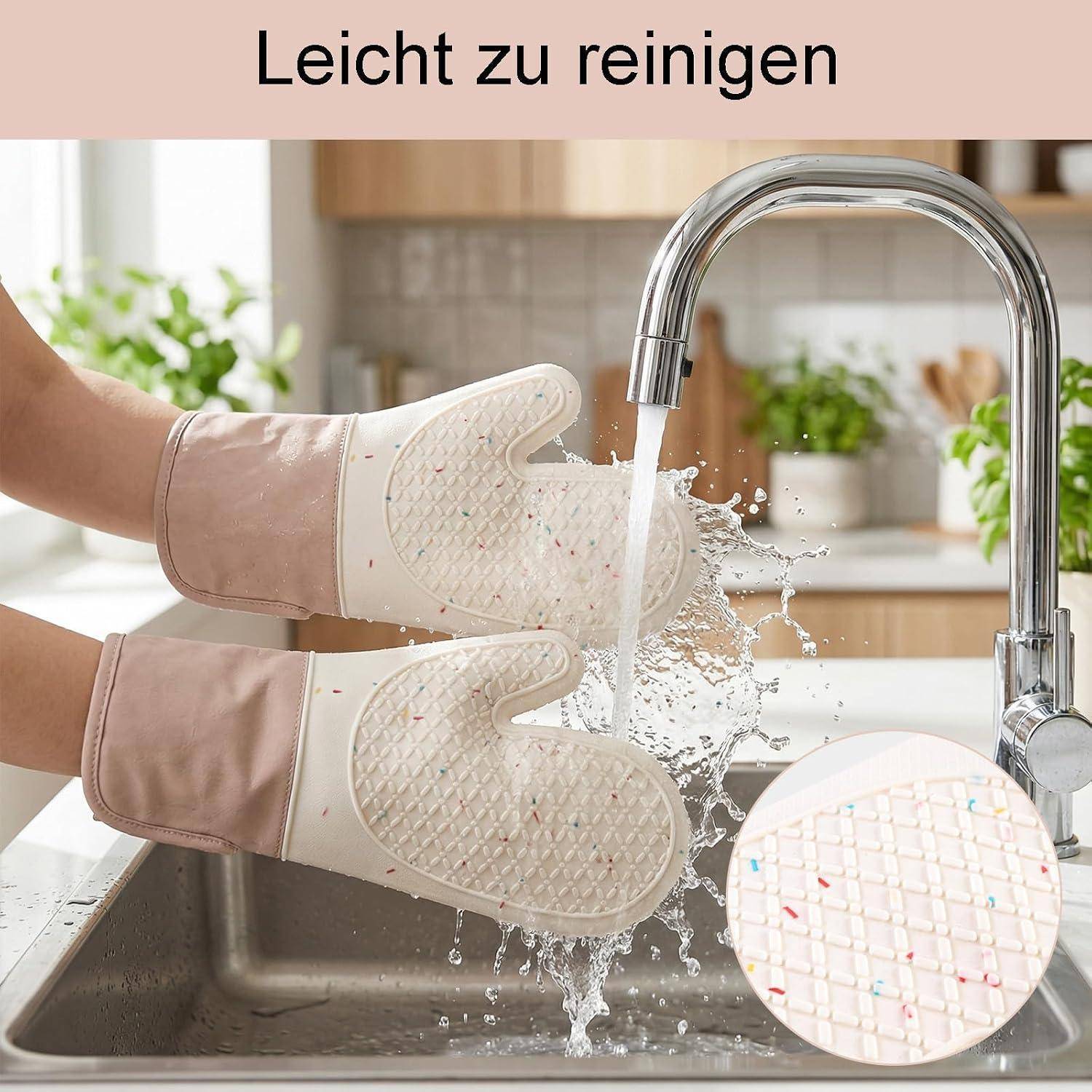 Behandschuhte Hände spülen weiße Ofenhandschuhe unter einem Küchenhahn; der Text lautet „Leicht zu reinigen