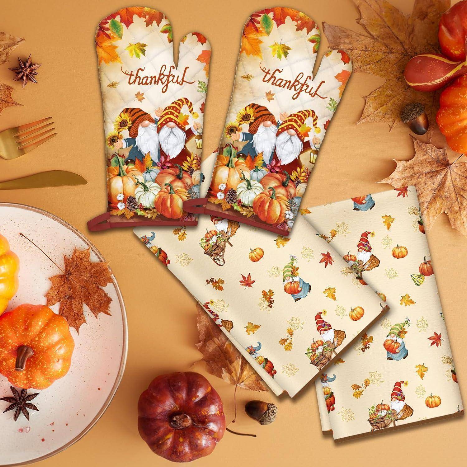 Dankbare Thanksgiving-Ofenhandschuhe, Servietten und Herbstdekoration mit Kürbissen, Blättern und Gnomill-Illustrationen auf beigem Hintergrund.