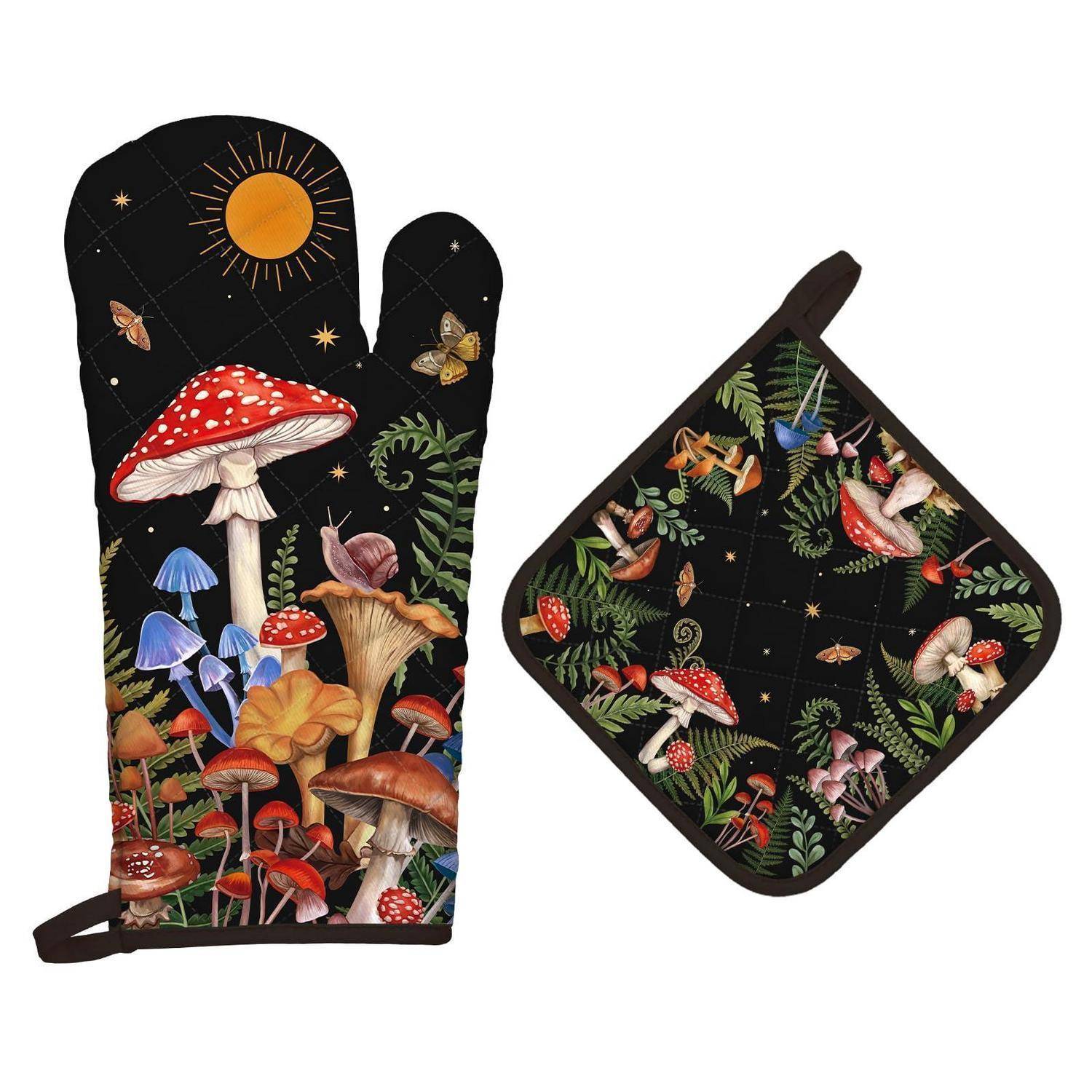 Ein Ofenhandschuh mit Pilz- und Waldmuster und eine passende Topflappen auf weißem Hintergrund, beide schwarz mit bunten Pilzen, Blättern, Insekten und Sternen.