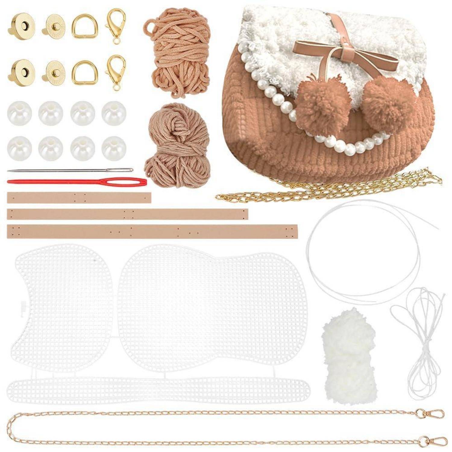 DIY-Handtaschenherstellungsset mit Taschenelementen, goldenem Zubehör, Garn, Riemen, Kette, Schnur und flauschigen Pompons auf weißem Hintergrund