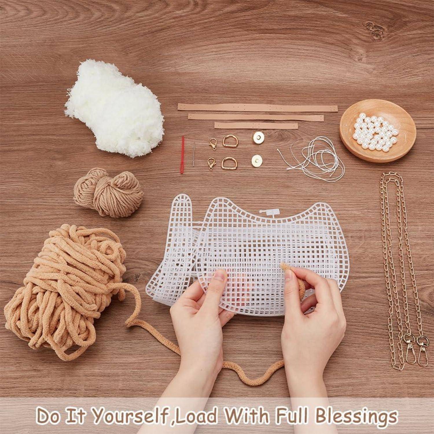 Hände montieren einen weißen Netzschlauchrahmen mit Schnüren, Perlen, Kette und Bastelmaterialien, die auf einem Holztisch ausgebreitet sind; Der Text lautet „Do It Yourself, Load With Full Blessings" (Machen Sie es selbst, gefüllt mit vollständigen Segnungen).