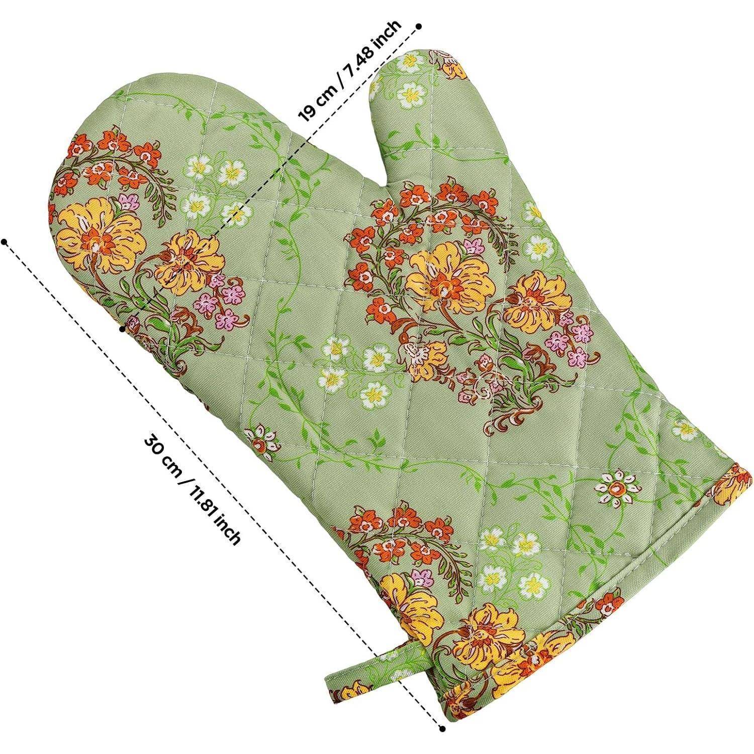 Blumig gesteppter Ofenhandschuh in Hellgrün, gezeigt mit Maßen '30 cm / 11,81 Zoll' und '19 cm / 7,48 Zoll'.