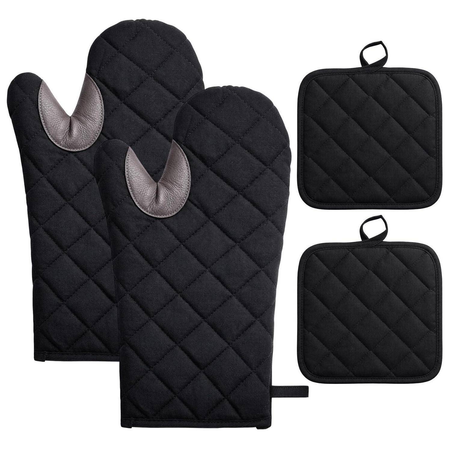 Schwarze gesteppte Ofenhandschuhe mit grauen Daumenabzügen und zwei passenden quadratischen Topflappen.