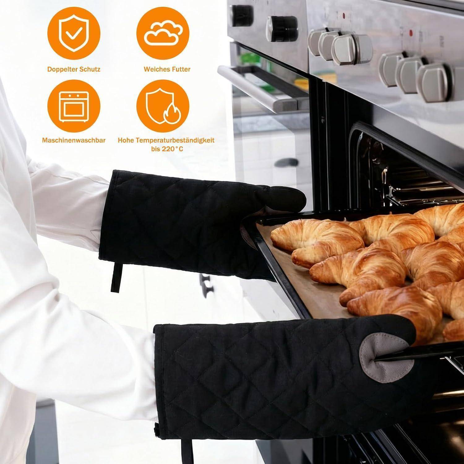 Person in Ofenhandschuhen nimmt ein Blech mit Croissants aus dem Ofen; Symbole heben doppelten Schutz, weiches Futter, maschinenwaschbar und Hitzebeständigkeit bis 220°C hervor.
