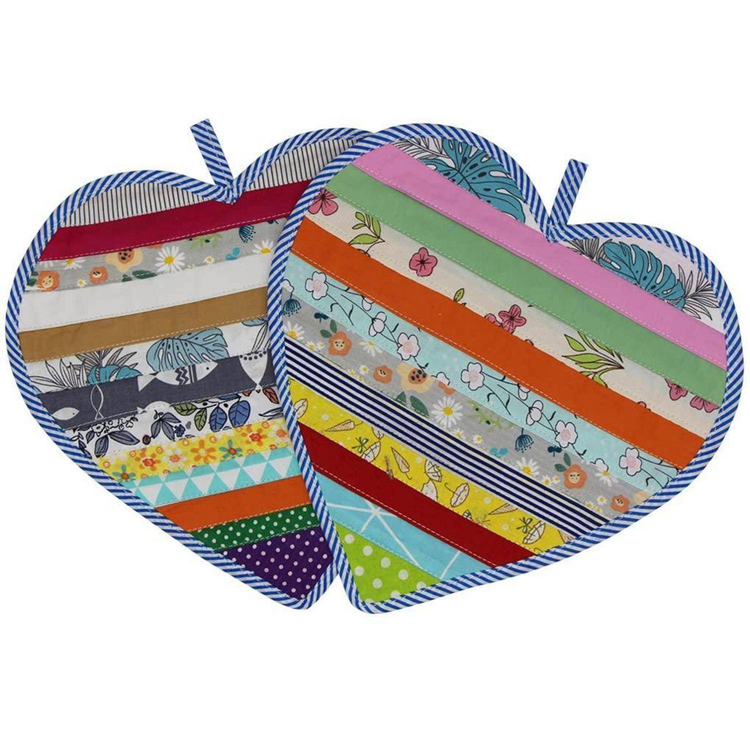 Zwei überlappende gestreifte Stoffherz-Ornamente mit bunten gemusterten Patchwork-Designs und Aufhängeschleifen auf weißem Hintergrund.