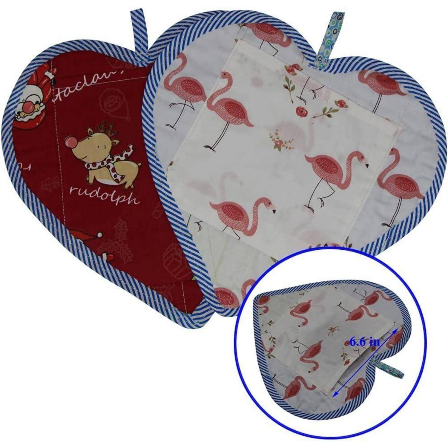Herzförmiger gesteppter Topflappen mit blauem Streifenrand, roter "Noel Rudolph""-Seite, Flamingo-Druck-Seite und Einsatz mit 6,6-Zoll-Größenangabe.
