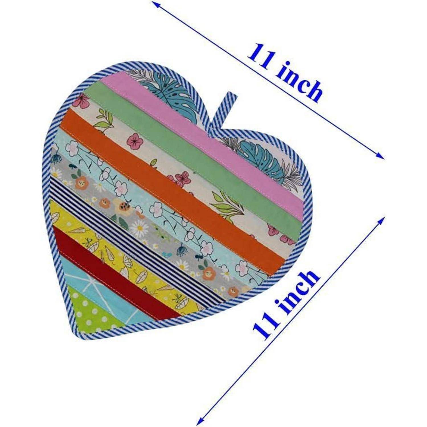 Herzförmiges gestreiftes Patchwork-Kissen, beschriftet 11 Zoll breit und 11 Zoll hoch.