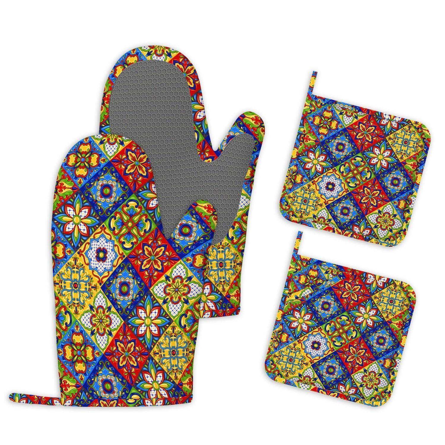 Buntes gemustertes Ofenhandschuh und zwei passende Topflappen mit gestepptem floralem Mosaikmuster auf weißem Hintergrund.