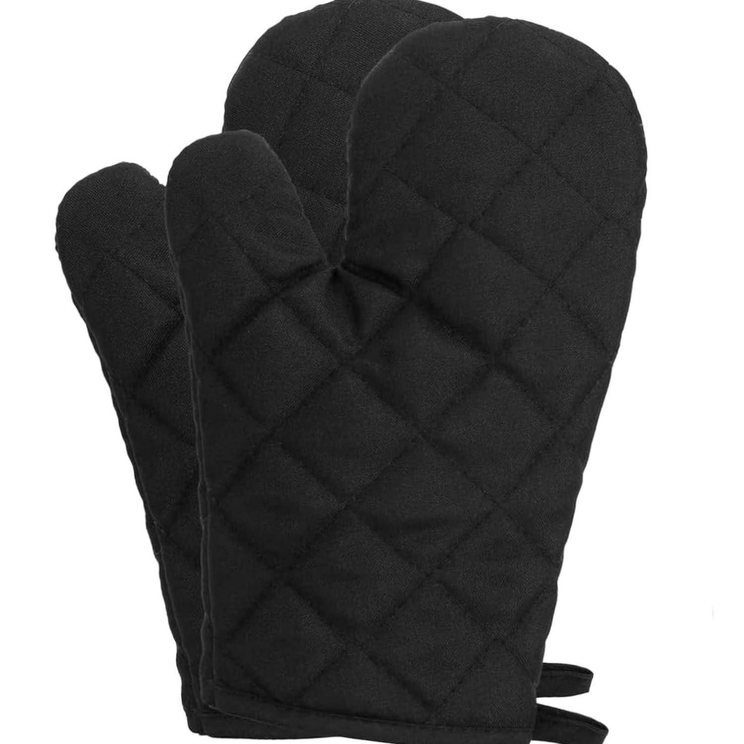 Schwarze gesteppte Ofenhandschuh mit gepolstertem Daumen und Aufhängeschlaufe, gezeigt auf weißem Hintergrund.